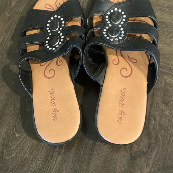 9.5 MED EASY STREET BLACK & TAN & RHINESTONE SANDALS - Picture 3 of 5